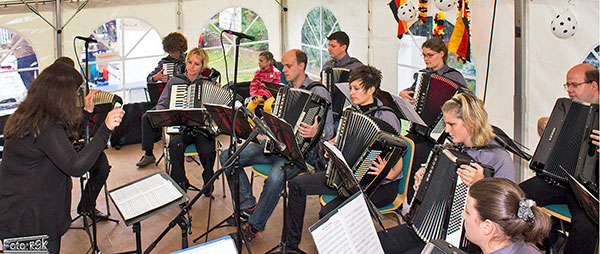 Das Orchester auf der Bühne beim Röttenbacher Dorffest