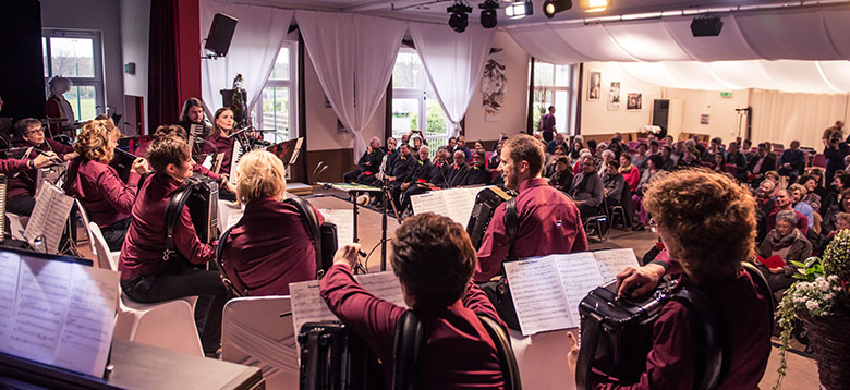 Das Orchester eröffnet das Gemeinschaftskonzert