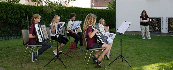 Schülergruppe beim Vorspielen am Sommerfest