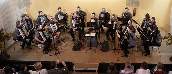 Das Orchester eröffnet das Best-of-Jahreskonzert 2014